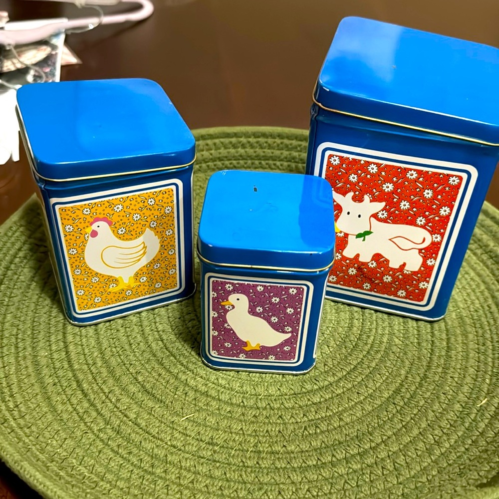 Great Vintage Kitchen Farm animal tins. Set of 3 can best in each other